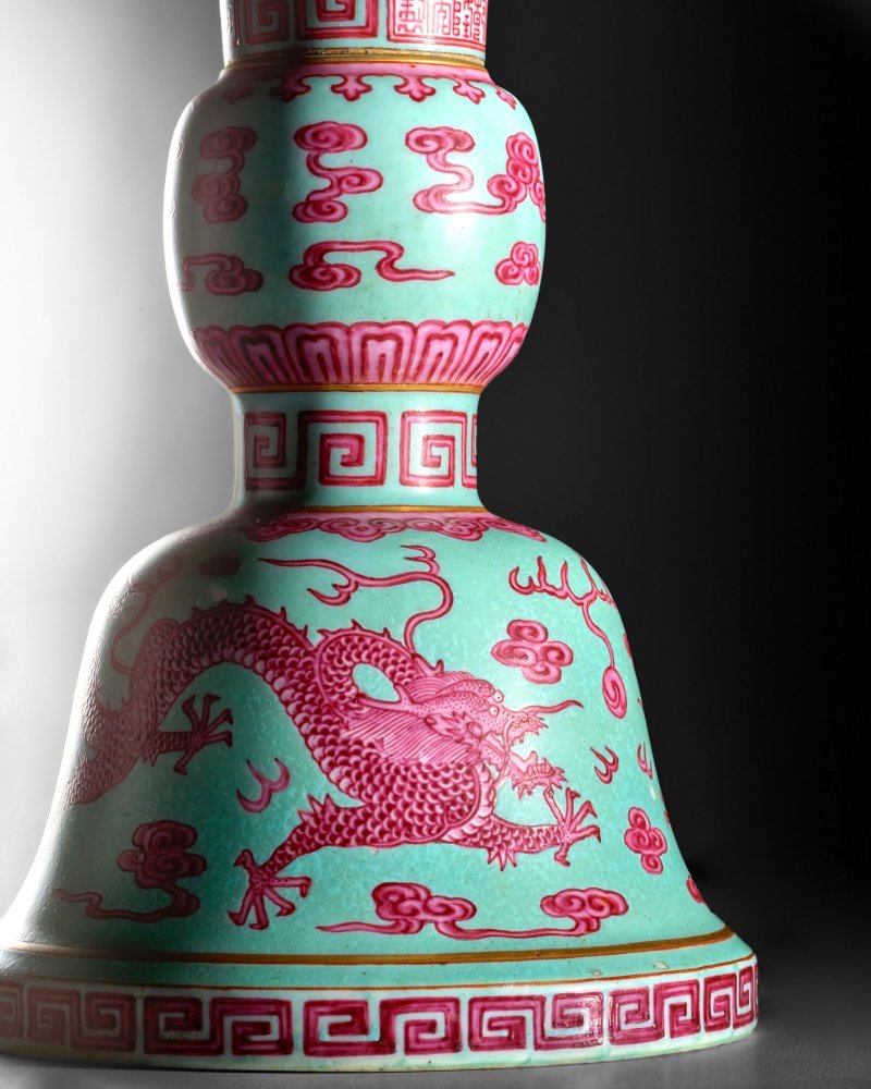 清乾隆 松石綠地胭脂紅彩雲龍紋花觚 | A RARE TURQUOISE-GROUND PUCE-ENAMELED 'DRAGON' ALTAR VASE, GU - 图8