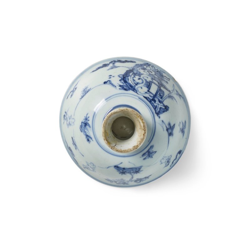 明成化/弘治初期 珍稀青花人物故事圖高足碗 | A RARE BLUE AND WHITE 'IMMORTALS' STEM BOWL - 图2