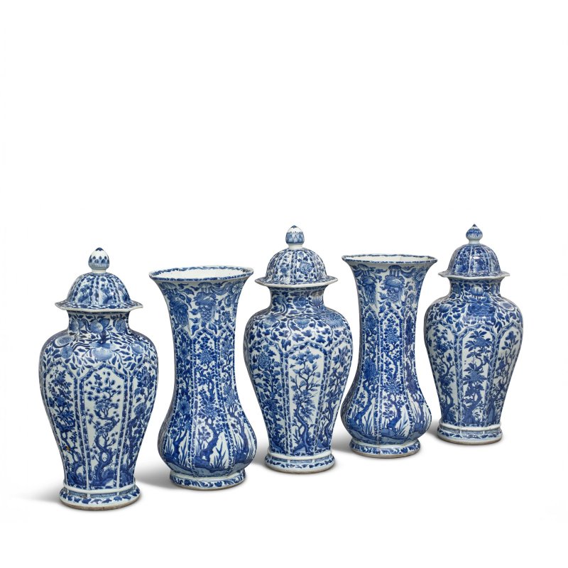 清康熙 青花開光花卉紋飾瓶一套五件 | A BLUE AND WHITE FIVE-PIECE GARNITURE - 图10