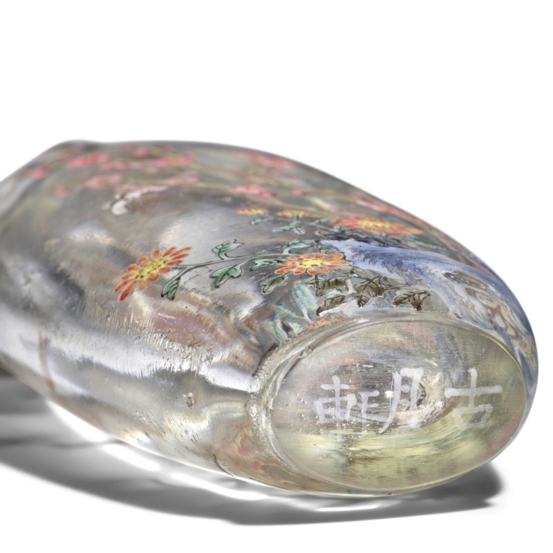 1770-1800 透明料胎畫琺瑯梅花紋鼻煙壺一件 | A FINE AND RARE CLEAR GLASS ENAMELLED SNUFF BOTTLE - 图7