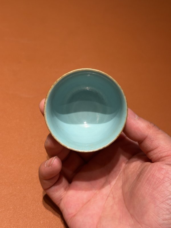清乾隆 粉彩绿地轧道花卉纹铃铛杯 - 图7