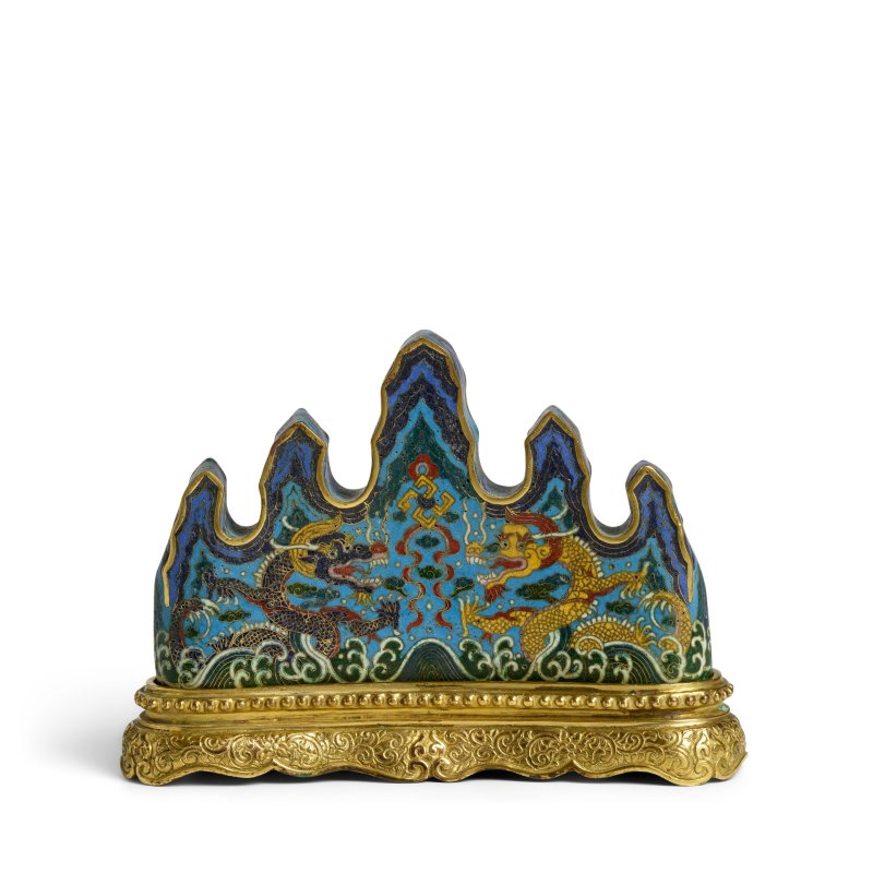 清乾隆 御製掐絲琺琅海水雙龍筆架帶銅鎏金座 | A RARE IMPERIAL CLOISONNÉ ENAMEL BRUSH REST AND STAND