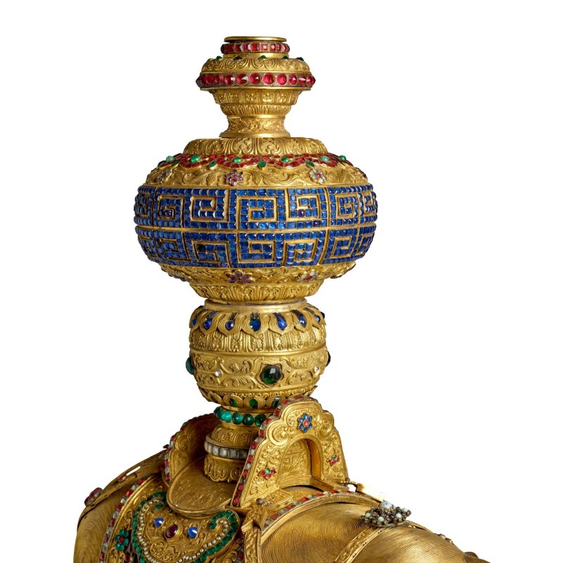 清乾隆/嘉慶 銅鎏金嵌料石太平有象托架 | A MAGNIFICENT GILT COPPER ALLOY GLASS-EMBELLISHED ELEPHANT STAND - 图14