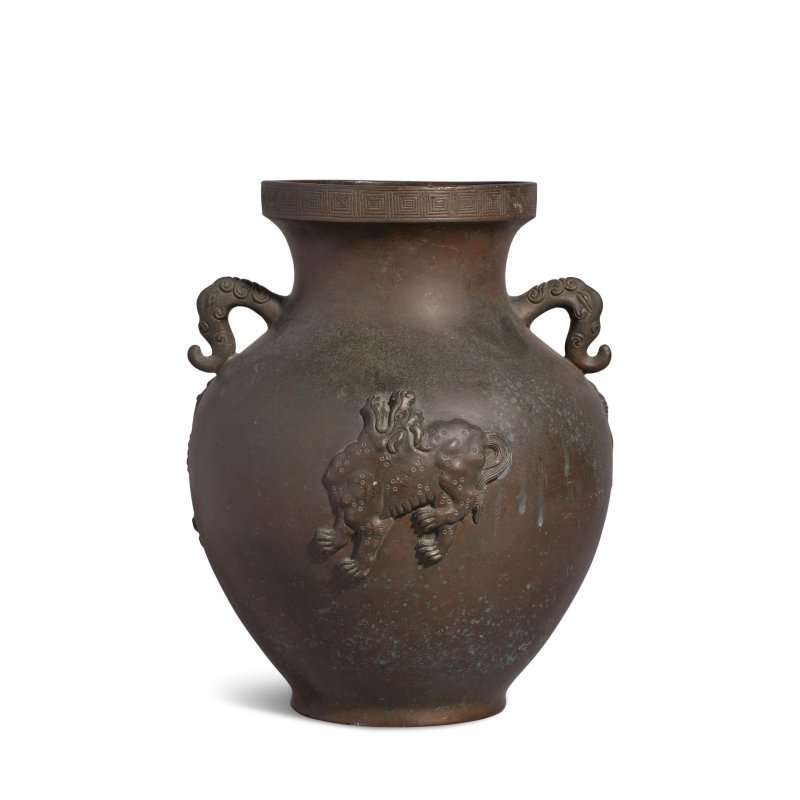 十七世紀 銅象耳神獸紋瓶 | A BRONZE 'MYTHICAL BEAST' GLOBULAR VASE - 图1