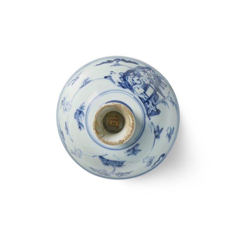 明成化/弘治初期 珍稀青花人物故事圖高足碗 | A RARE BLUE AND WHITE 'IMMORTALS' STEM BOWL - 图3
