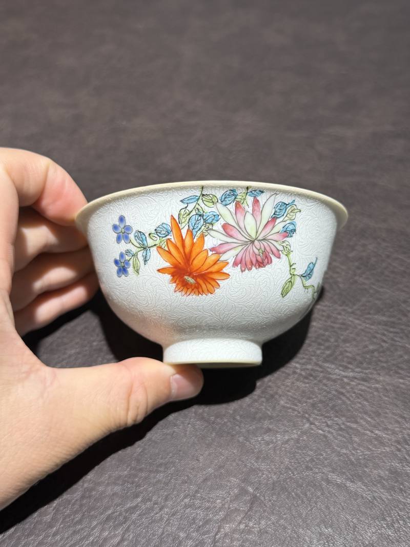 清乾隆 白地轧道粉彩花卉纹杯 - 图2