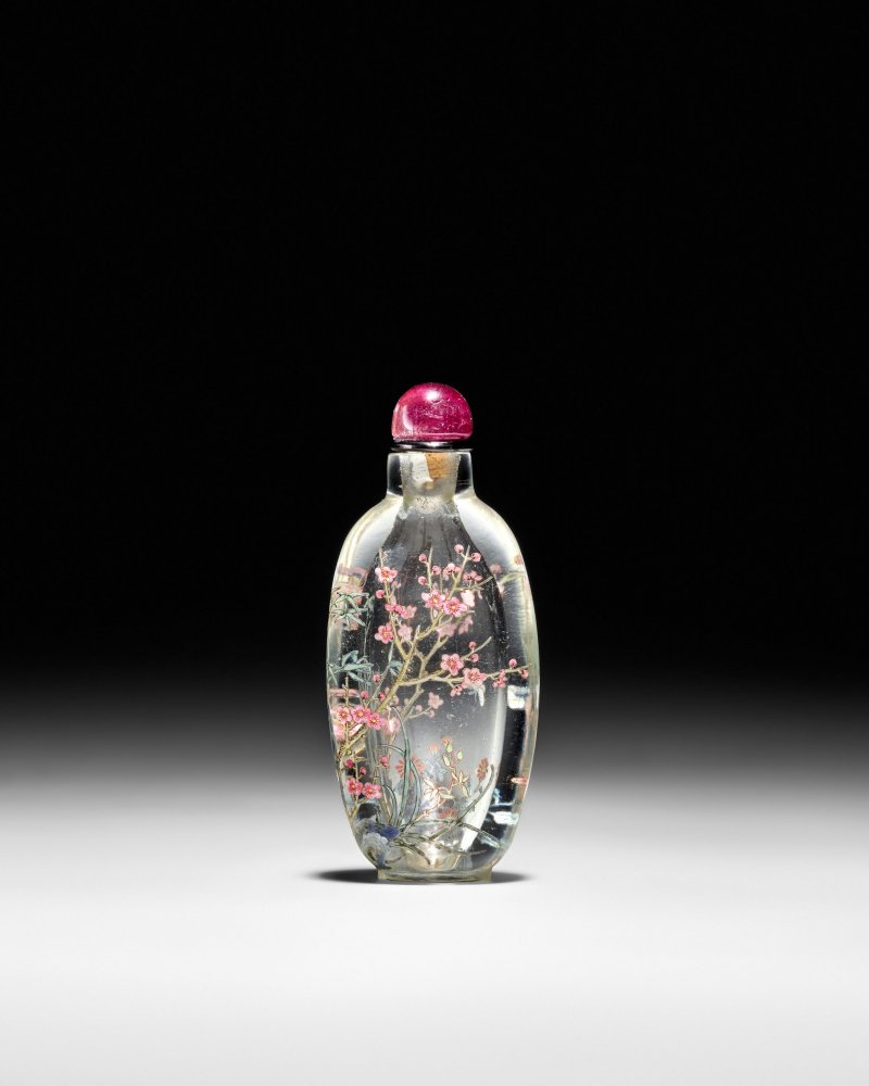 1770-1800 透明料胎畫琺瑯梅花紋鼻煙壺一件 | A FINE AND RARE CLEAR GLASS ENAMELLED SNUFF BOTTLE - 图8