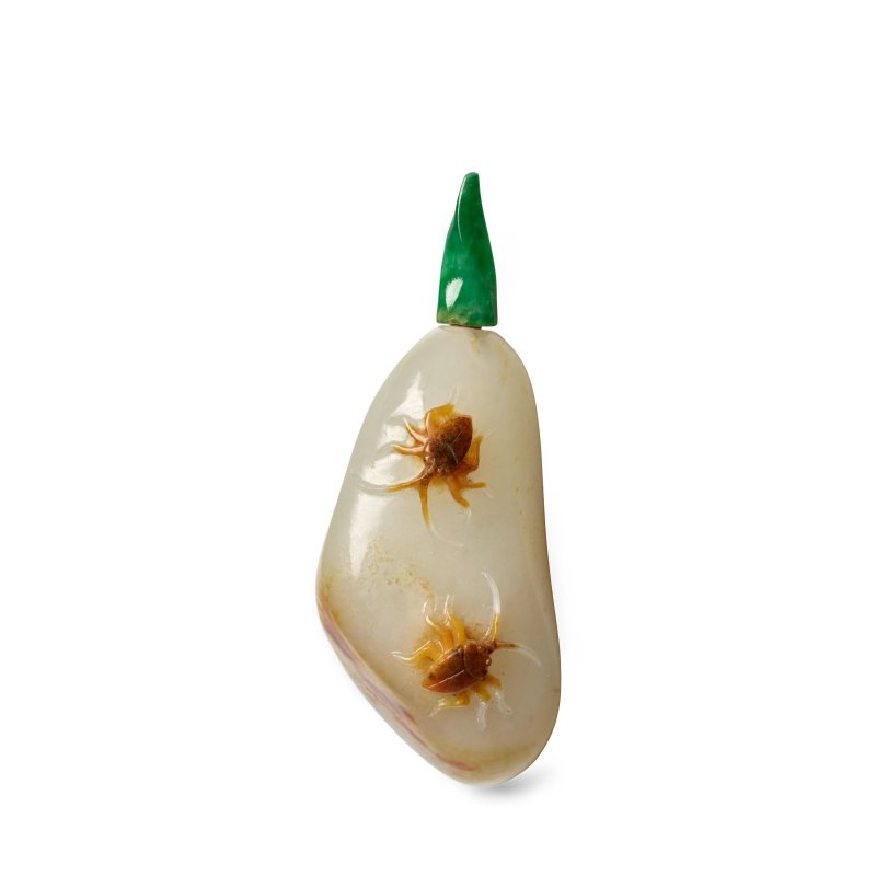 清 帶皮白玉巧雕蟲蝶紋卵石形鼻煙壺一件 | A JADE PEBBLE-FORM SNUFF BOTTLE