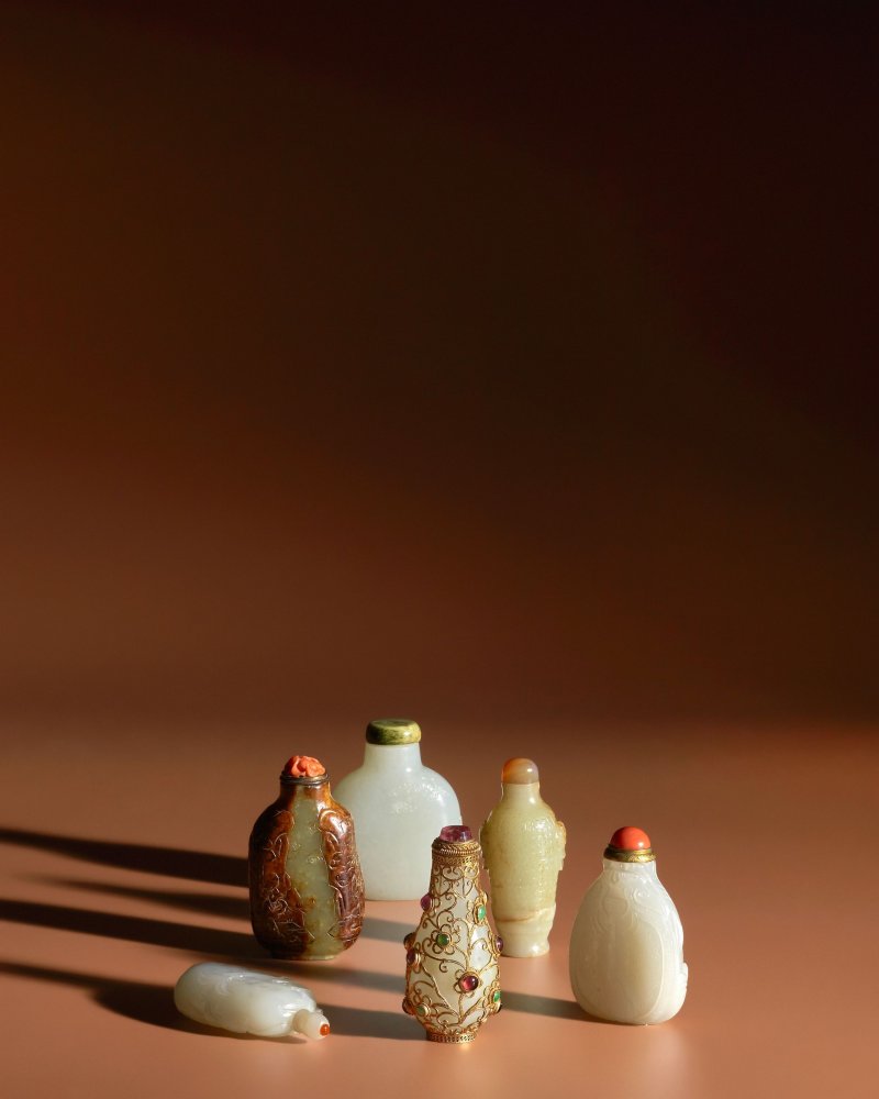 1750-1820 白玉帶皮雕卷雲紋舖首啣環鼻煙壺一件 | A RARE RUSSET-TINGED CARVED WHITE JADE BANDED SNUFF BOTTLE - 图5