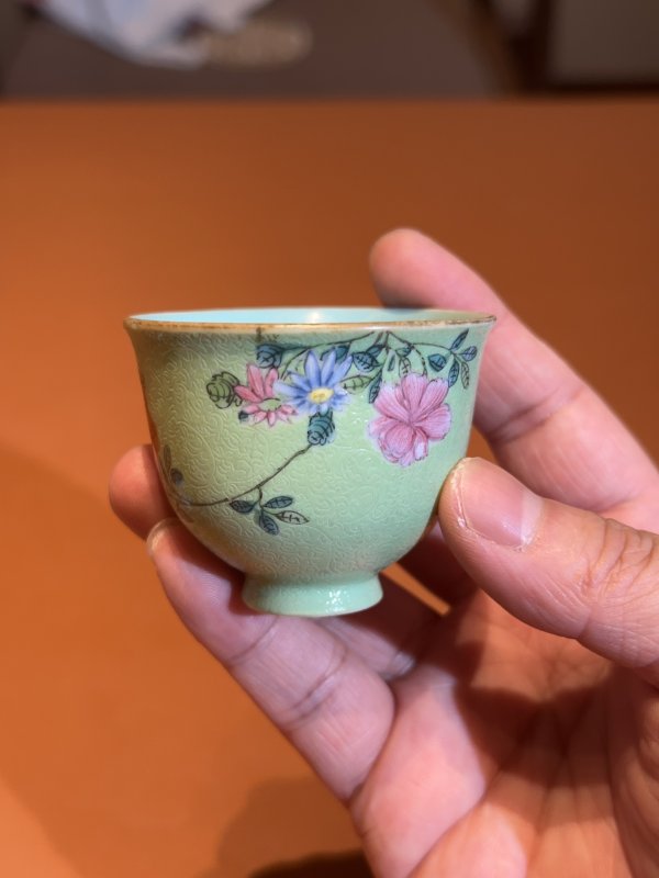 清乾隆 粉彩绿地轧道花卉纹铃铛杯 - 图8