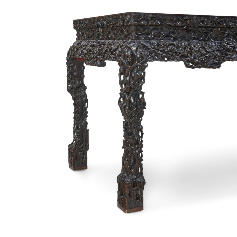 十九世紀 紅木有束腰三彎腿滿雕梅花紋供桌 | A CARVED HONGMU ALTAR TABLE - 图18