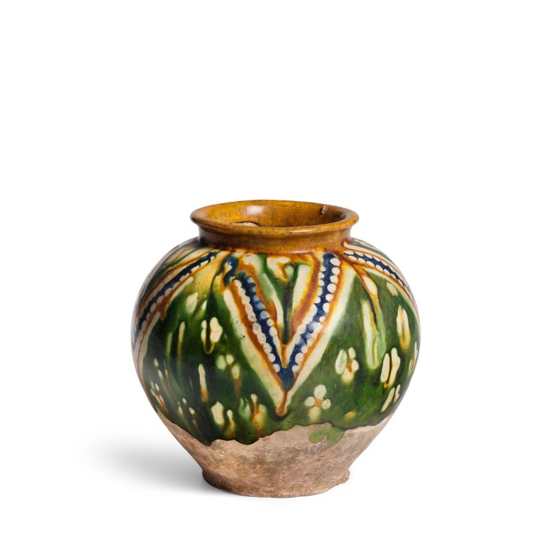 唐 加藍三彩陶萬年罐 | A SANCAI AND BLUE-GLAZED GLOBULAR JAR - 图4