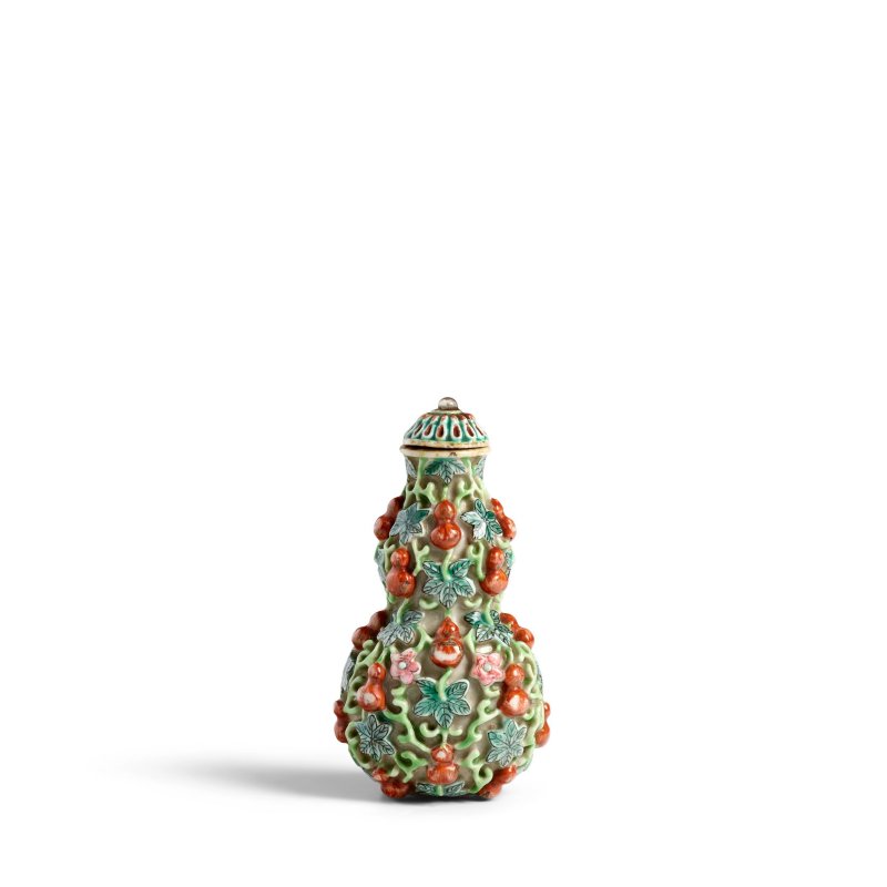 清嘉慶 粉彩浮雕纏枝葫蘆形鼻煙壺一件 | A RARE FAMILLE-ROSE DOUBLE-GOURD SNUFF BOTTLE - 图5