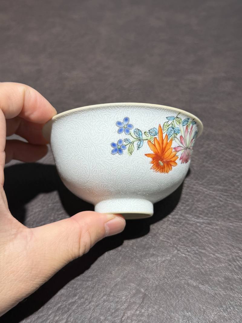 清乾隆 白地轧道粉彩花卉纹杯 - 图3