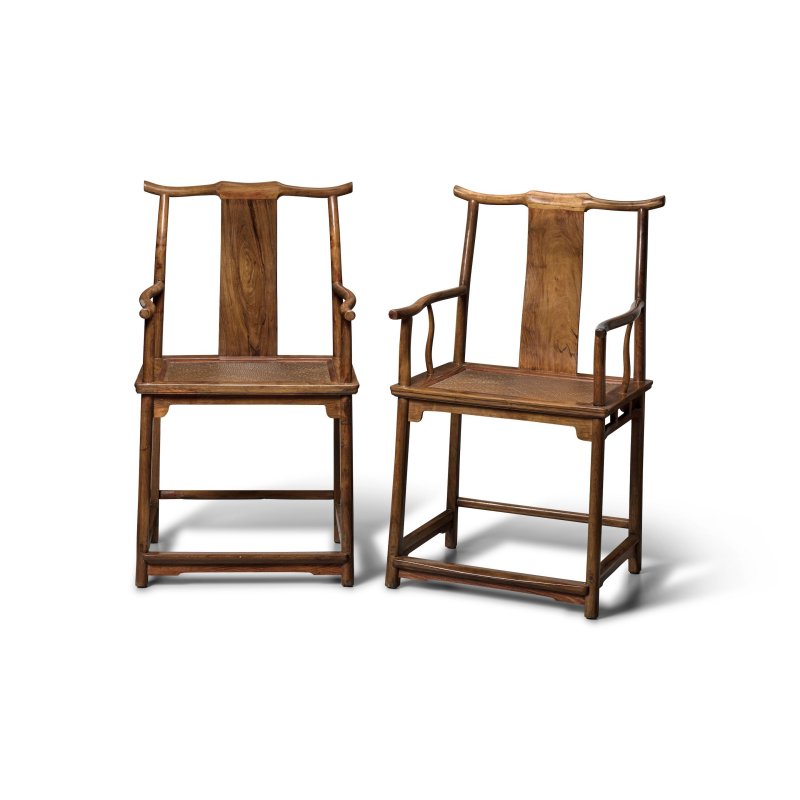 十九世紀 黃花梨四出頭官帽椅成對 | A PAIR OF HUANGHUALI YOKEBACK ARMCHAIRS, GUANMAOYI - 图2
