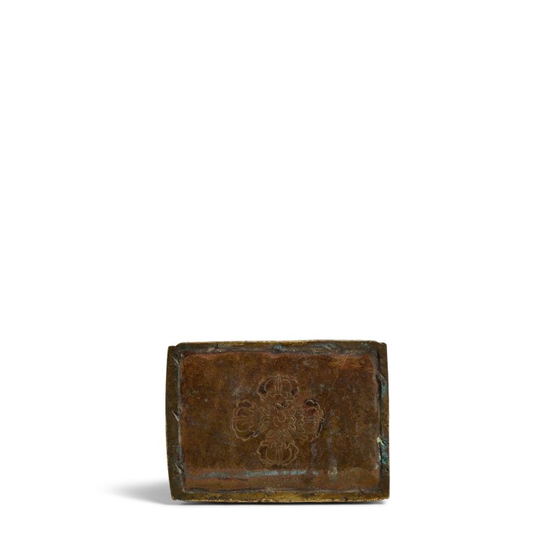 十八世紀 漢藏鎏金銅喇嘛坐像 | A SINO-TIBETAN GILT-BRONZE FIGURE OF A LAMA - 图2