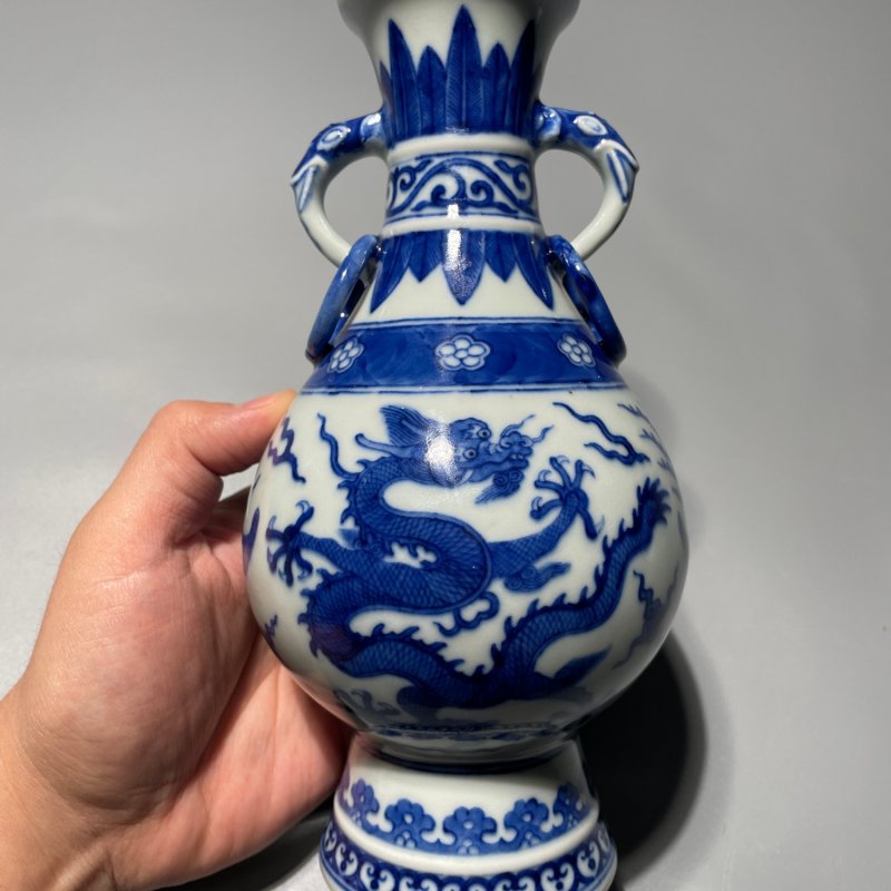 清晚期 仿万历青花龙凤纹兽耳瓶一对 - 图4