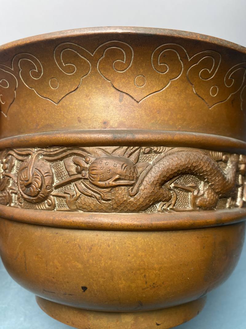 清 “大清乾隆年制” 款铜双龙戏珠纹花盆一对 - 图19