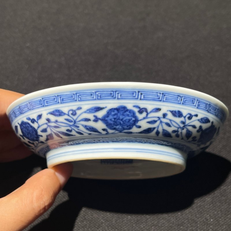 清乾隆 青花一把莲纹小盘 - 图6