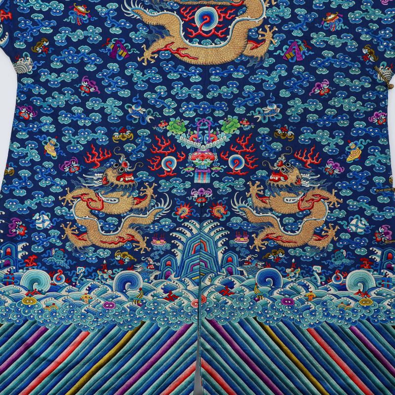 清 蓝地彩绣盘金龙纹吉服袍 - 图12