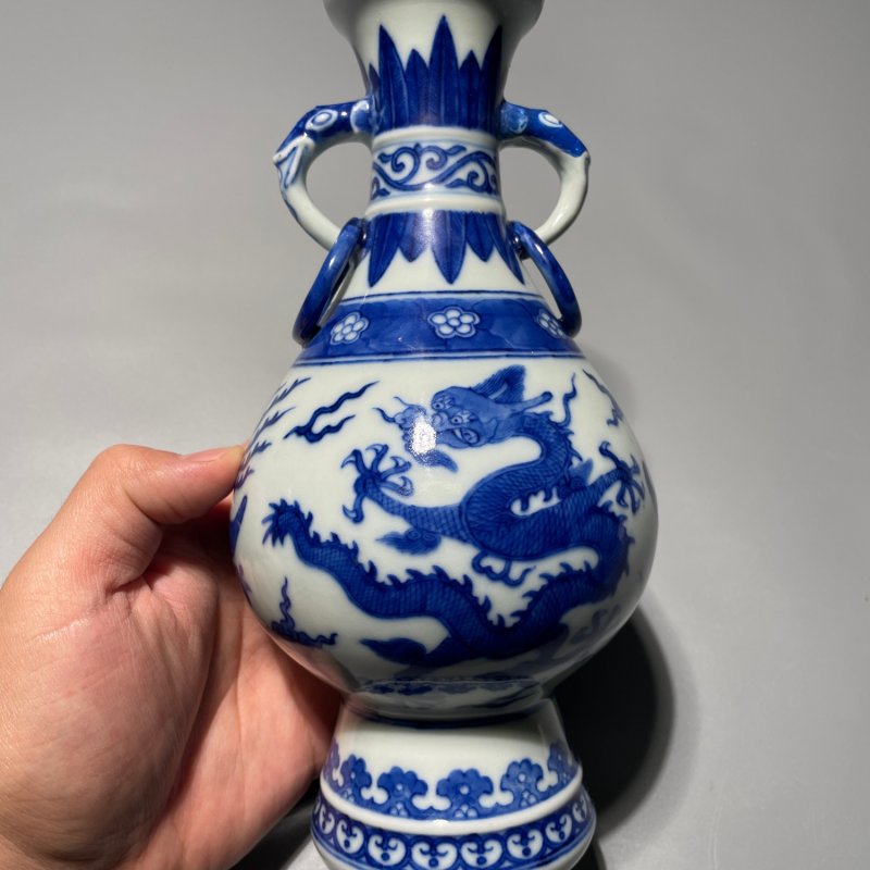 清晚期 仿万历青花龙凤纹兽耳瓶一对 - 图9
