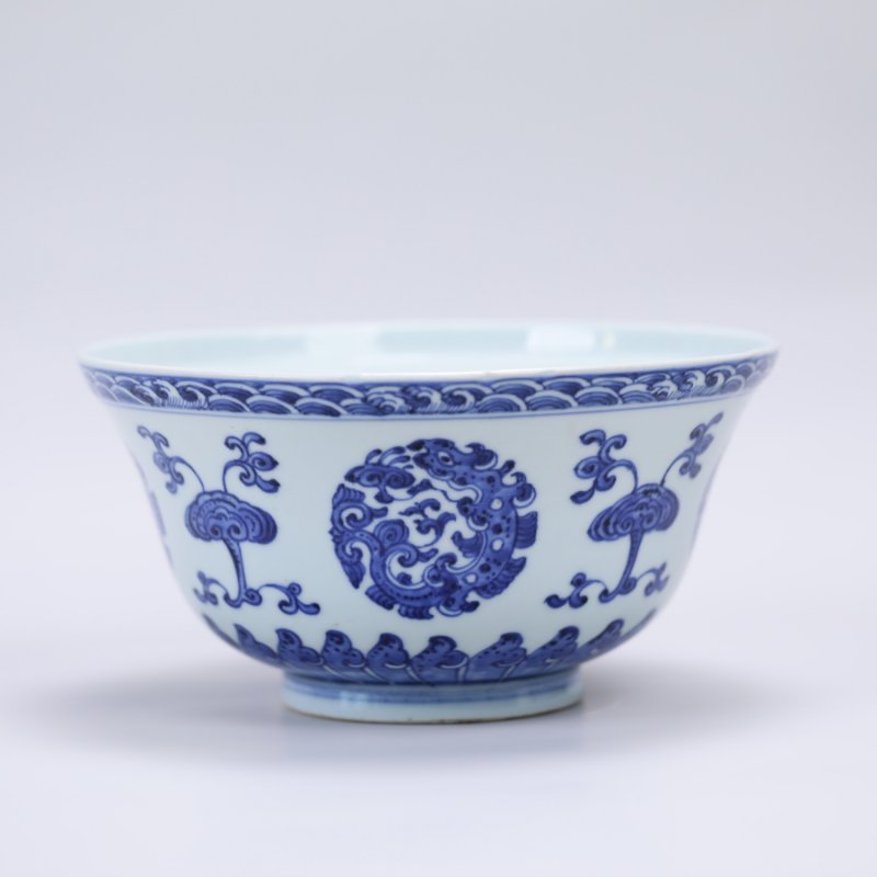 清乾隆 青花灵芝团龙纹碗