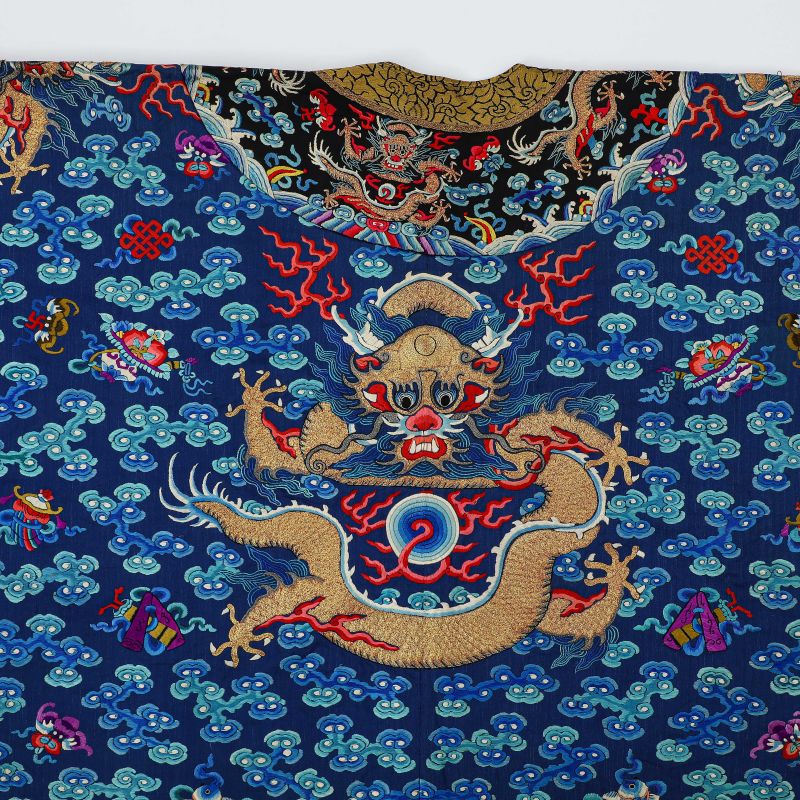 清 蓝地彩绣盘金龙纹吉服袍 - 图13