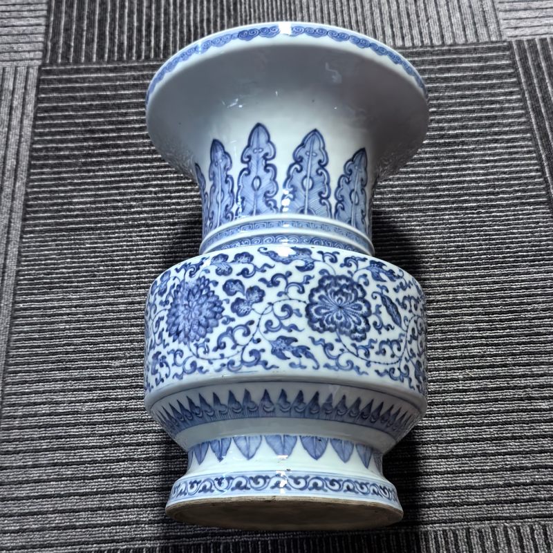 清乾隆 青花缠枝花卉纹盘口瓶 - 图8