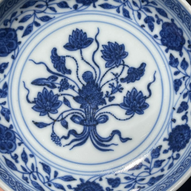 清乾隆 青花一把莲纹小盘 - 图3