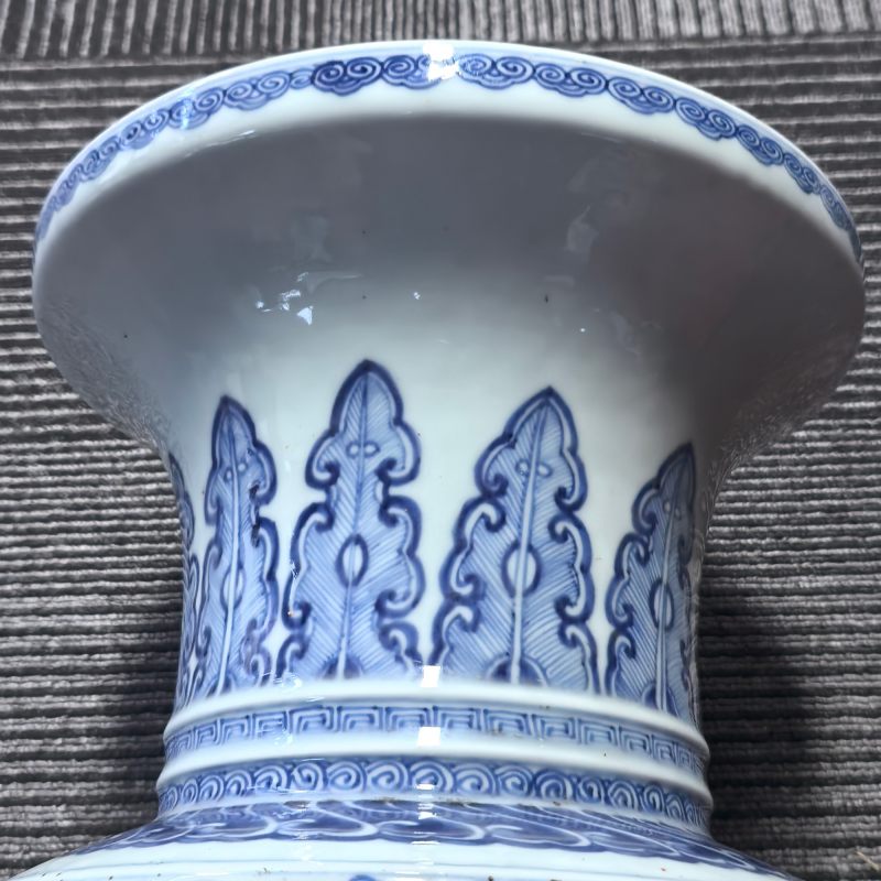 清乾隆 青花缠枝花卉纹盘口瓶 - 图9