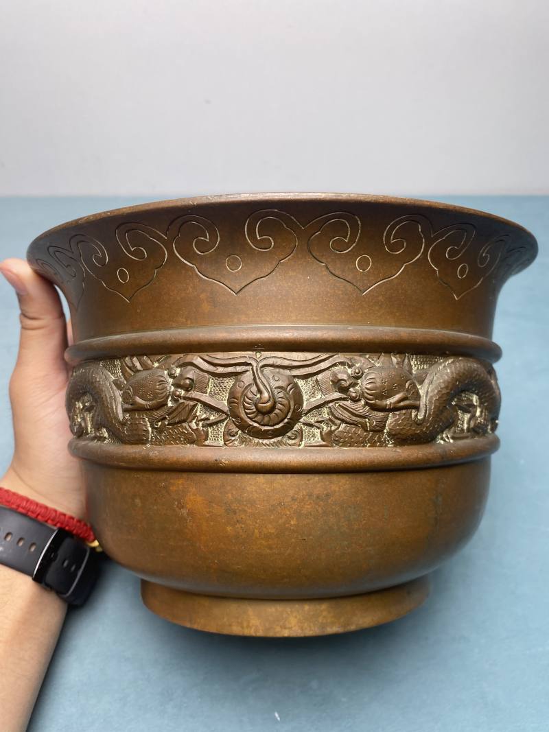 清 “大清乾隆年制” 款铜双龙戏珠纹花盆一对 - 图23