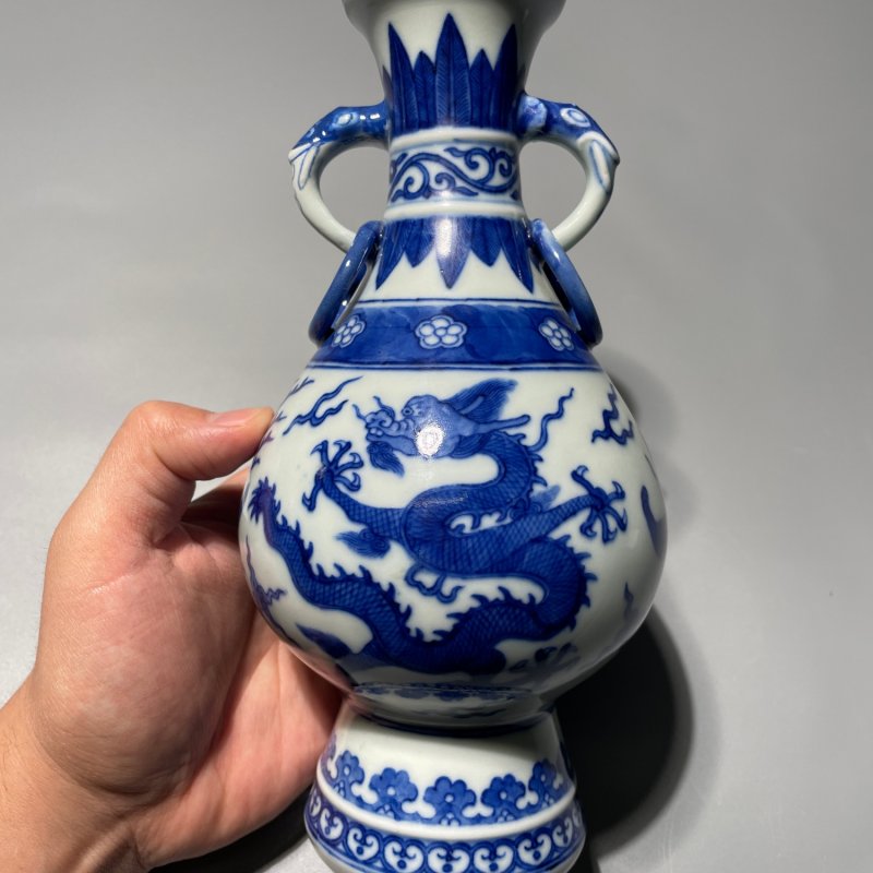 清晚期 仿万历青花龙凤纹兽耳瓶一对 - 图12