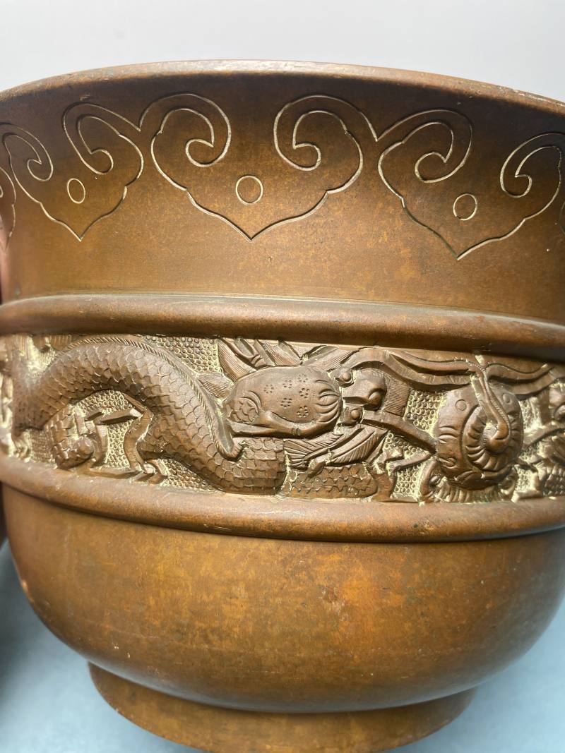 清 “大清乾隆年制” 款铜双龙戏珠纹花盆一对 - 图24