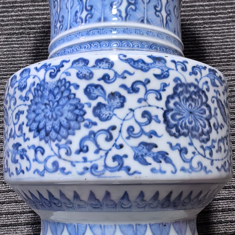 清乾隆 青花缠枝花卉纹盘口瓶 - 图11