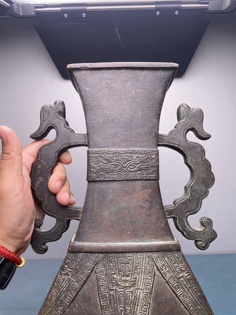明 铜蕉叶兽面纹双龙耳壶连座 - 图8