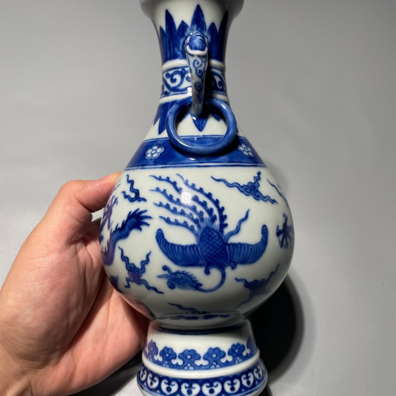 清晚期 仿万历青花龙凤纹兽耳瓶一对 - 图5
