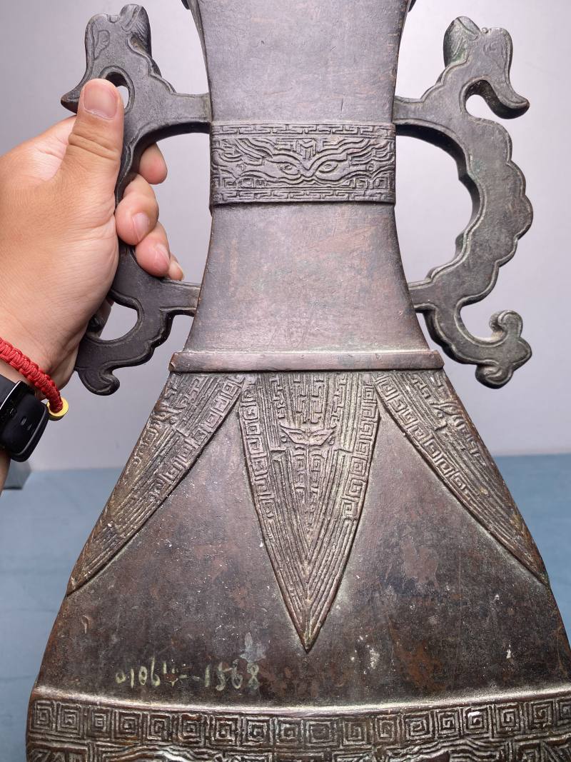 明 铜蕉叶兽面纹双龙耳壶连座 - 图9