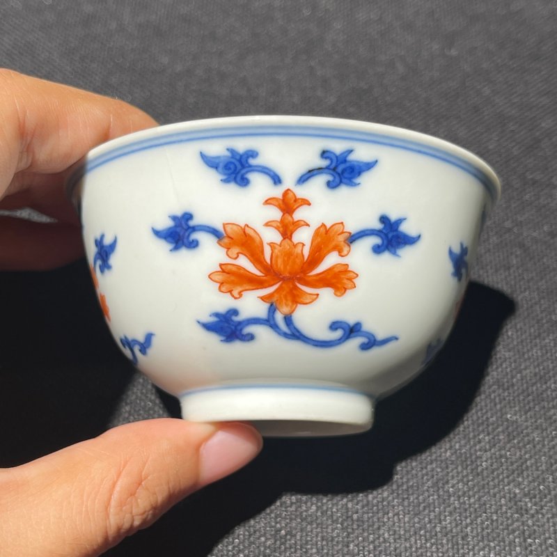 清道光 青花矾红宝相花纹杯 - 图3