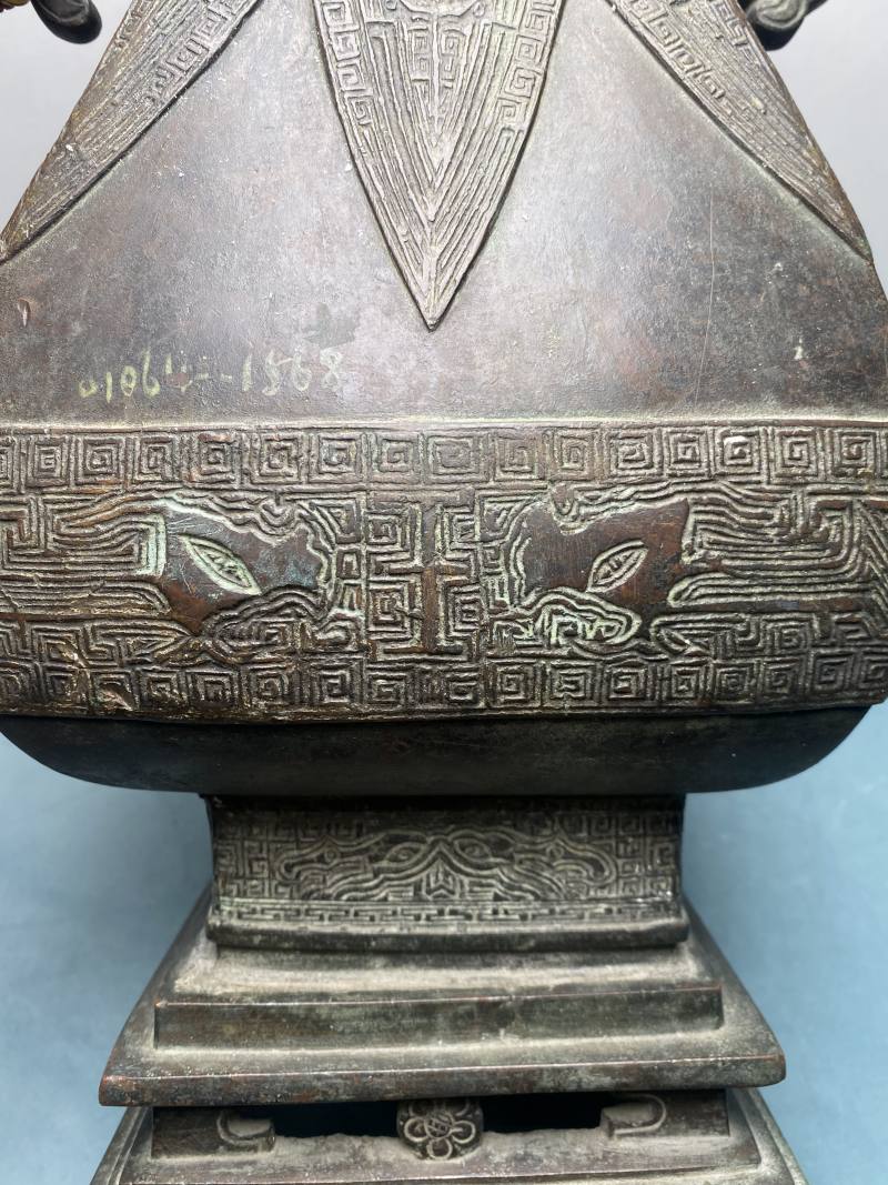 明 铜蕉叶兽面纹双龙耳壶连座 - 图10
