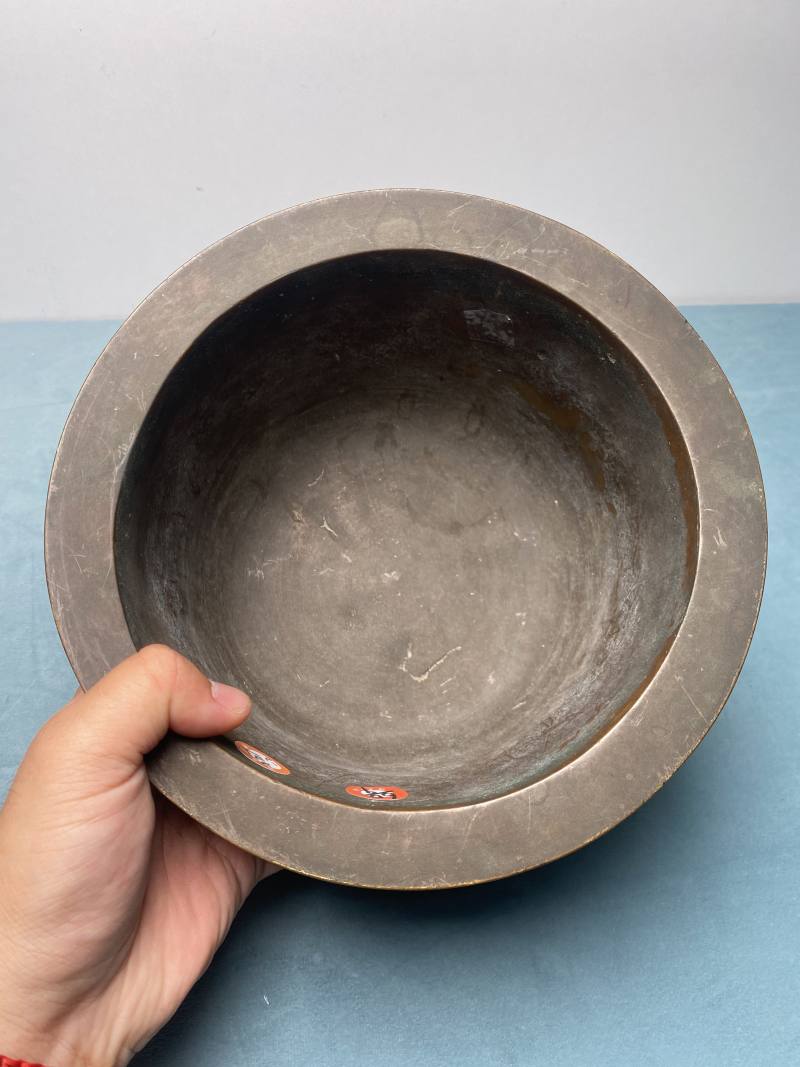 清 “大清乾隆年制” 款铜双龙戏珠纹花盆一对 - 图27