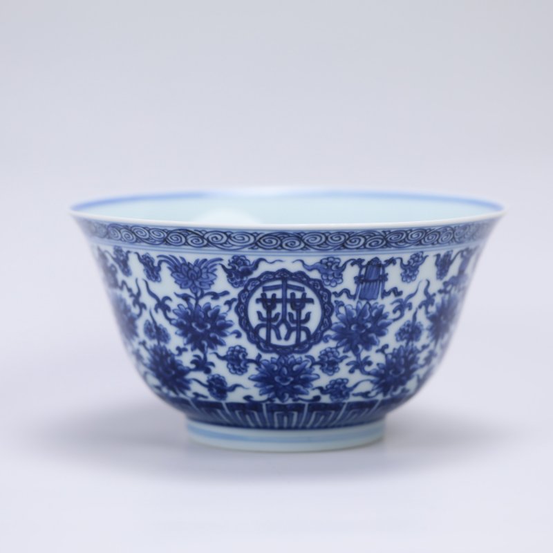 清道光 青花莲托八宝“万寿无疆”纹碗