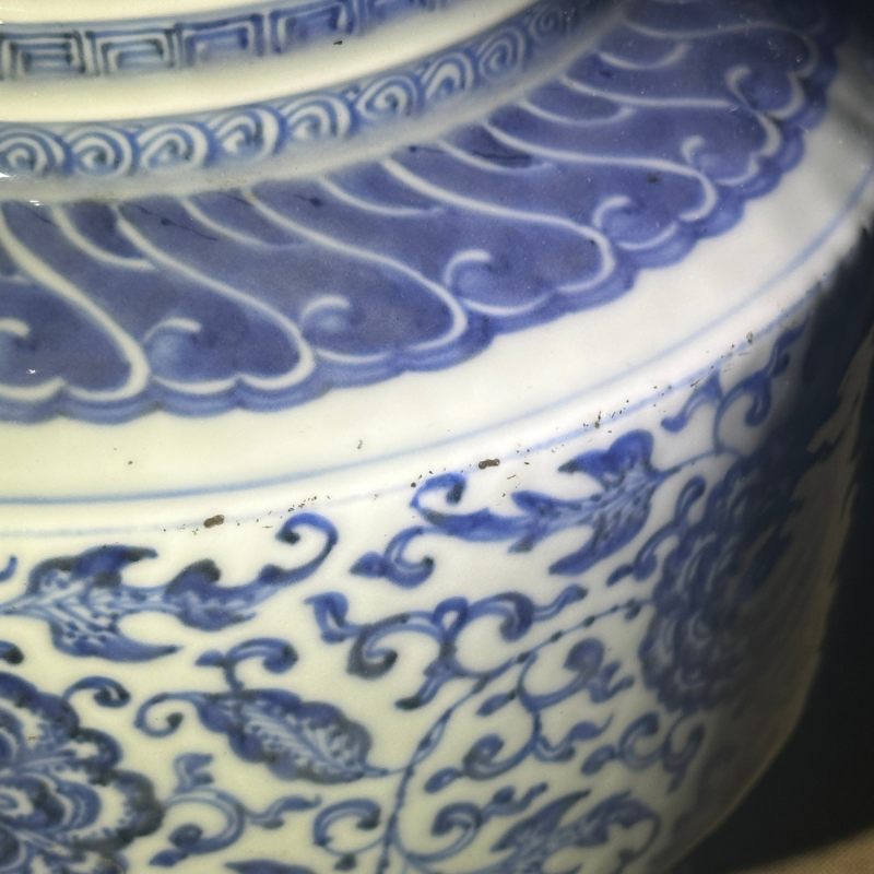 清乾隆 青花缠枝花卉纹盘口瓶 - 图21