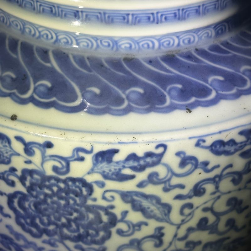 清乾隆 青花缠枝花卉纹盘口瓶 - 图22