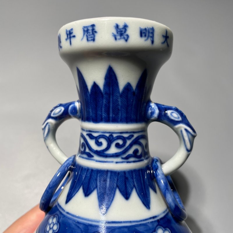 清晚期 仿万历青花龙凤纹兽耳瓶一对 - 图6