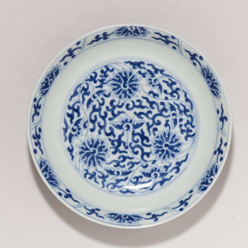 清同治 青花缠枝莲纹盘