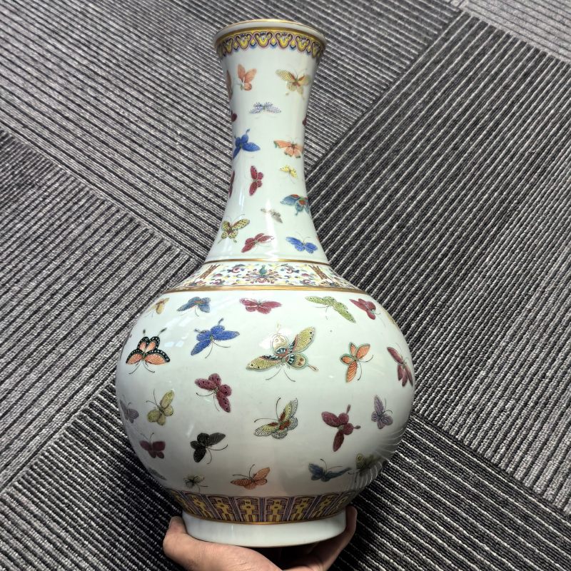 清宣统 粉彩百蝶纹玉堂春瓶 - 图9