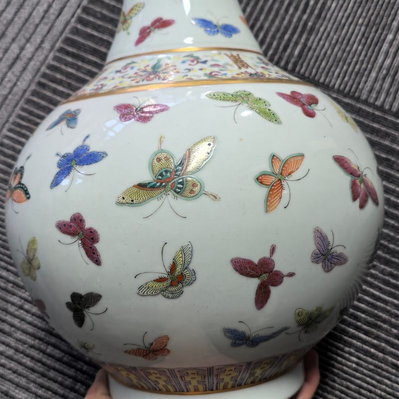 清宣统 粉彩百蝶纹玉堂春瓶 - 图11