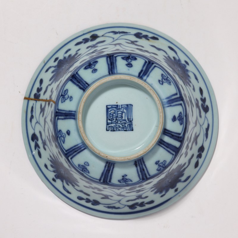 清乾隆 青花缠枝莲纹盖碗 - 图7