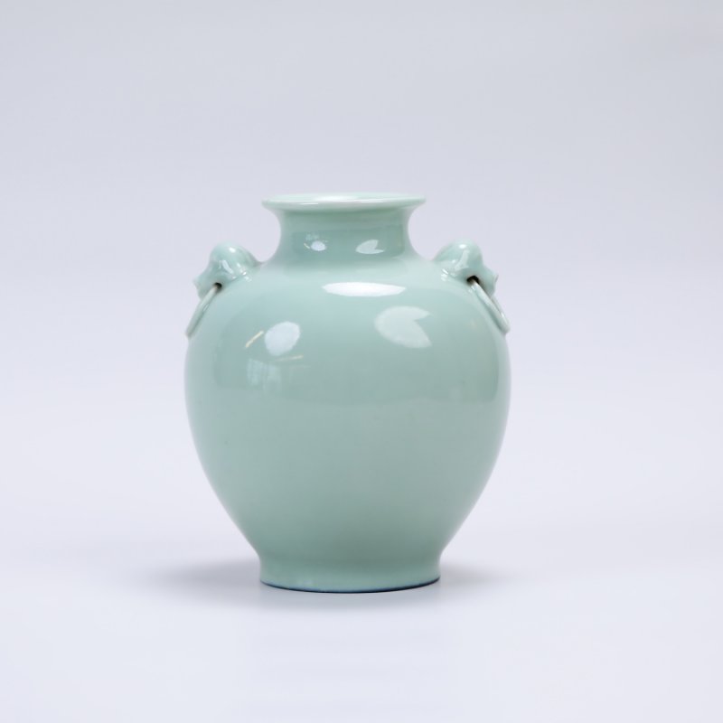清乾隆 豆青釉象耳衔环尊