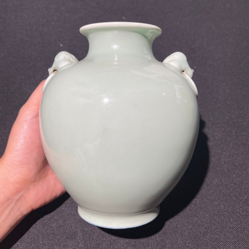 清乾隆 豆青釉象耳衔环尊 - 图2